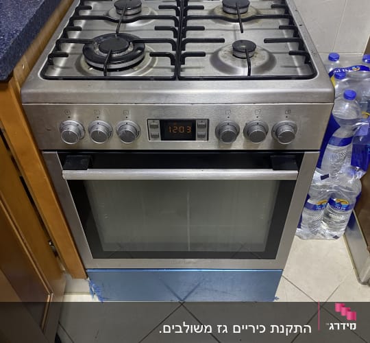 תנור גז עם ארבעה מבערים ולוח בקרה דיגיטלי